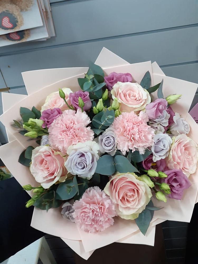 Букет цветов из: Розы, Гвоздики и Лизиантусы в Гойты